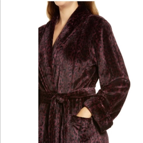 Natori Classics shawl Collar velvet Leopard robe - Picture 2 of 10